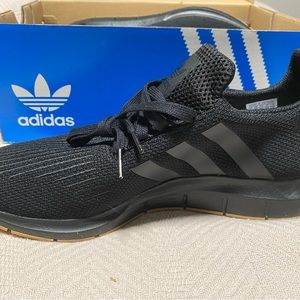 Adidas Men’s 10.5 Swift Run Black running shoes